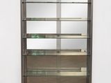 un gros plan d'une vitrine en verre posée sur un parquet