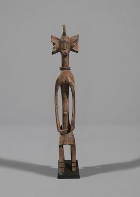 Figure aux larges oreilles circulaires et aux cinq anneaux en or