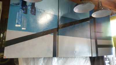 trois lampes suspendues au plafond au-dessus d'un lit
