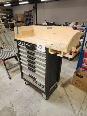 une photo d'un établi dans un garage, sur lequel sont posés de nombreux outils
