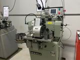 deux machines installées dans une pièce