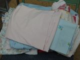 une pile de draps pliés posée sur une chaise