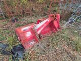 une machine rouge qui est posée dans l'herbe
