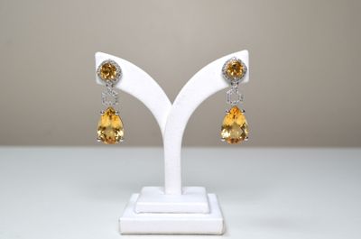 paire de boucles d'oreilles en citrine et diamants sur une monture blanche