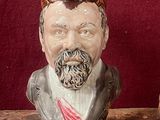deux figurines en céramique représentant un homme et une femme, posées sur une table