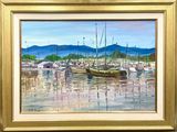 un tableau représentant des bateaux dans un port, avec des montagnes en arrière-plan