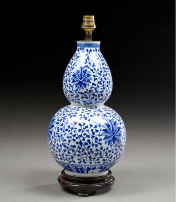 Vase balustre en porcelaine émaillée à décor en camaïeu de b…