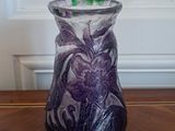 un vase violet posé sur une table en bois dans une pièce