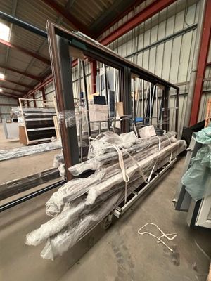 un gros tas de bois entreposé dans un entrepôt