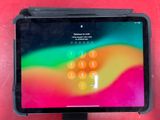 une image représentant une tablette posée sur une table rouge