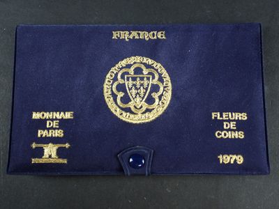 un gros plan sur un dossier bleu orné d'un emblème doré
