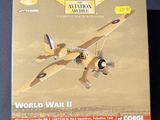 une boîte en carton contenant une maquette d'avion de la Seconde Guerre mondiale