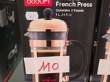 deux boîtes de café pour cafetière à piston sur une étagère dans un magasin