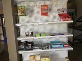 une présentation de produits alimentaires sur les rayons du magasin