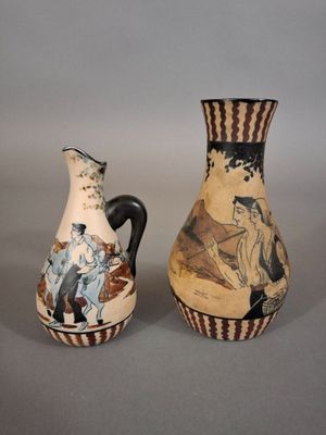 deux vases posés côte à côte sur une table