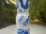 un vase bleu et blanc posé sur le toit d'une voiture