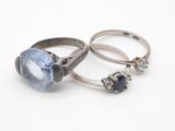 deux bagues en argent ornées d'une topaze bleue et d'une topaze bleue