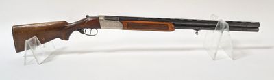 le fusil est exposé sur un socle en acrylique transparent