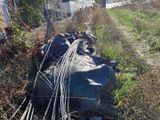 un tas d'ordures au bord de la route