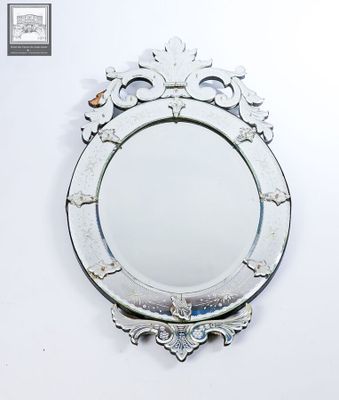 un miroir accroché au mur de la pièce