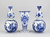 trois vases bleus et blancs placés les uns à côté des autres