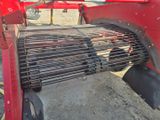 un gros plan d'un tracteur rouge équipé d'une grille