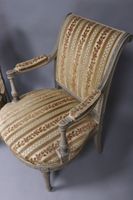 Paire de fauteuils en bois laqué gris à dossiers renversés, … (photo 3)