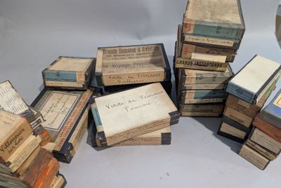 plusieurs livres empilés sur une table