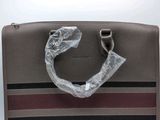 une image représentant un sac à main muni d'une poignée en plastique
