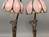 deux lampes coiffées d'abat-jour roses, placées l'une à côté de l'autre