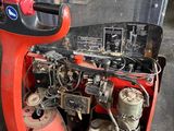 une machine rouge qui est garée dans le garage