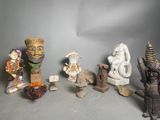 plusieurs figurines de formes et de tailles variées posées sur une surface grise