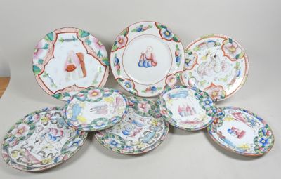 Plusieurs assiettes aux motifs variés sont disposées sur une table