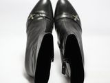 une paire de chaussures noires posées sur une surface blanche