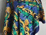 une photo d'un châle bleu et jaune sur un mannequin
