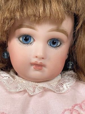 BEBE JUMEAU, avec tête en biscuit, bouche fermée, marquée « JJP 90/275