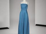 une photo d'une robe bleue sur un mannequin