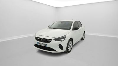 Une voiture blanche est garée dans une pièce blanche au sol blanc.