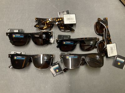 tout un tas de lunettes de soleil posées sur une table