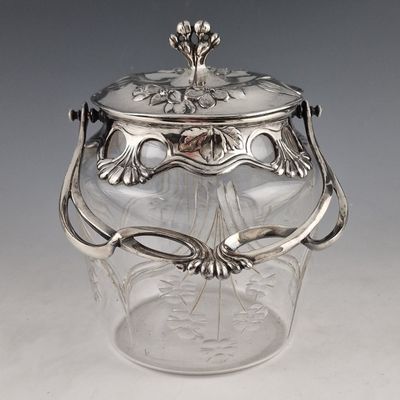 un bocal en verre ancien plaqué argent, muni d'un couvercle et de poignées