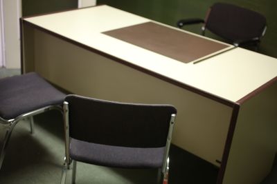 un bureau avec deux chaises et une chaise placée devant
