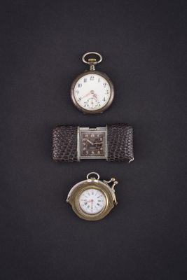 trois types de montres sont présentés sur une surface noire