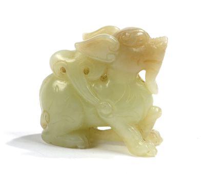 CHINE. Sujet en jade vert représentant un qilin. XXe siècle