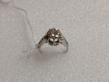 une bague posée sur une surface blanche