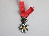 médaille d'argent ornée d'un ruban rouge et d'une étoile dorée