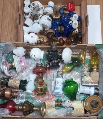 une boîte remplie d'objets assortis posée sur une table