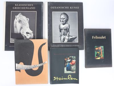 plusieurs livres posés sur une surface blanche, avec l'image d'un éléphant sur la couverture