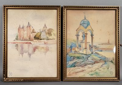 Deux tableaux représentant un château et un bateau sont accrochés au mur.