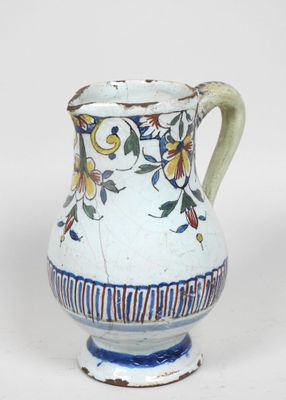 un vase bleu et blanc orné d'un motif floral