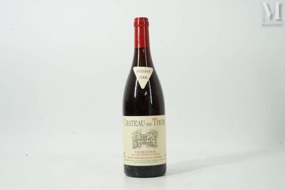 une bouteille de vin posée sur une table